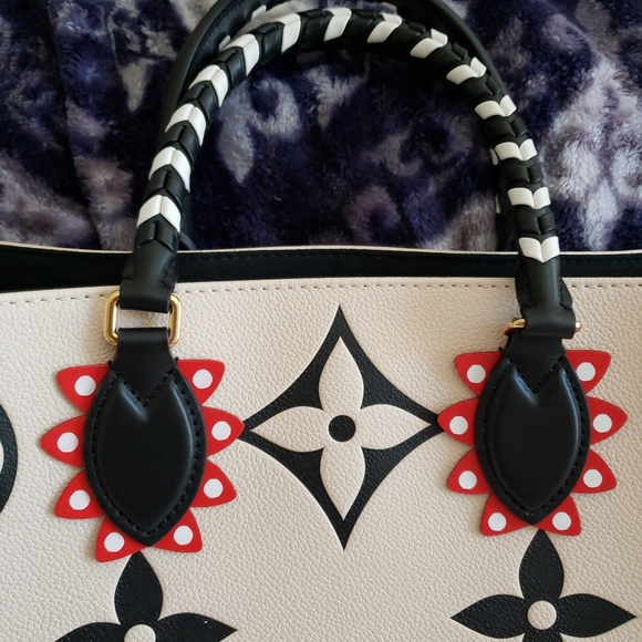 LOUIS VUITTON Crafty Onthego Giant Flower Monogram Ivory Black Bag - Picture 4 of 12